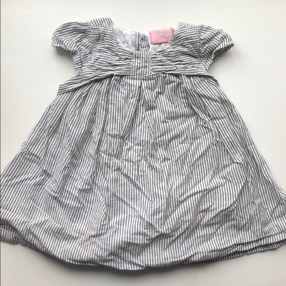 Cap sleeve dress with cute bow like front detail